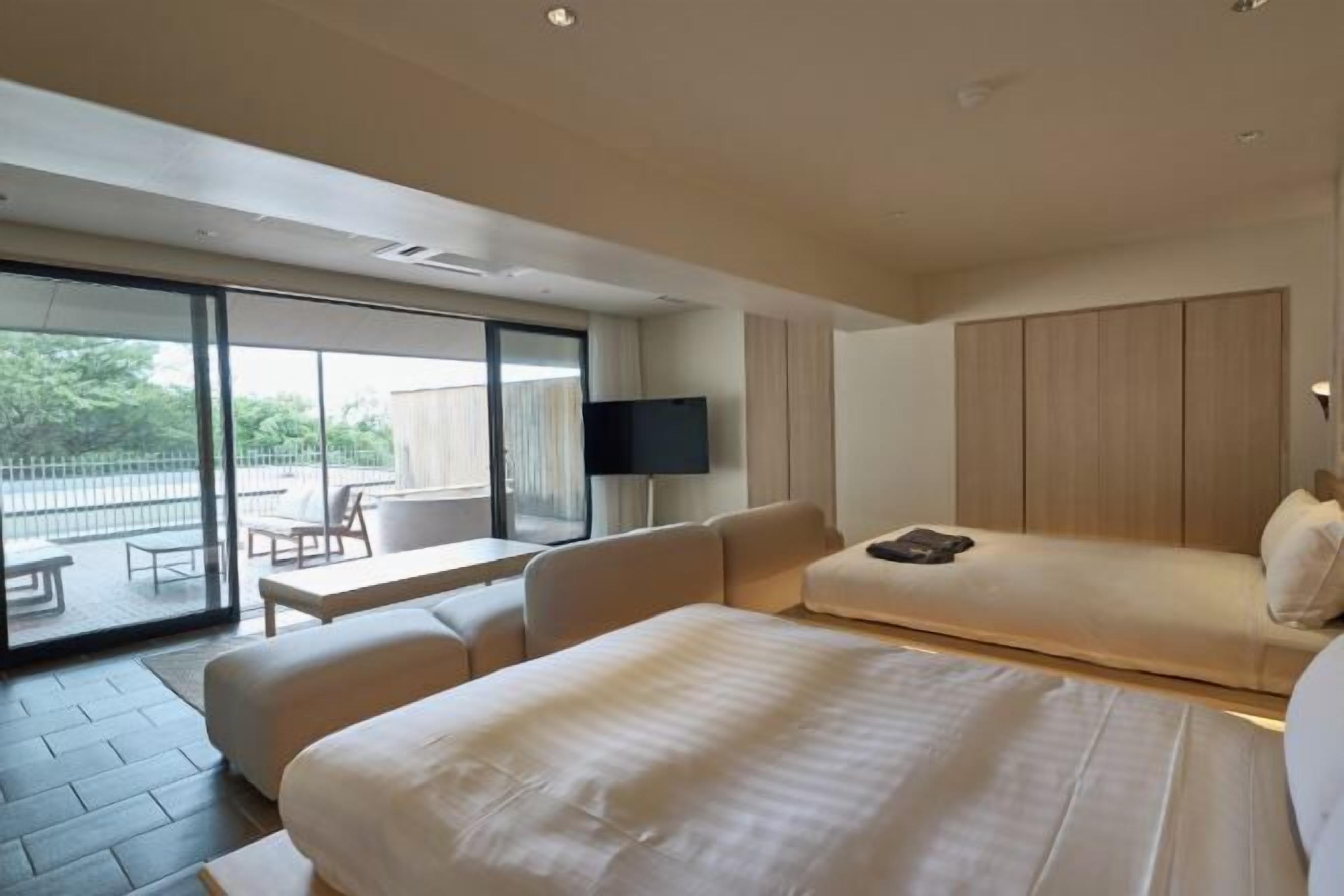 Premium bedding, in-room safe, blackout drapes, soundproofing