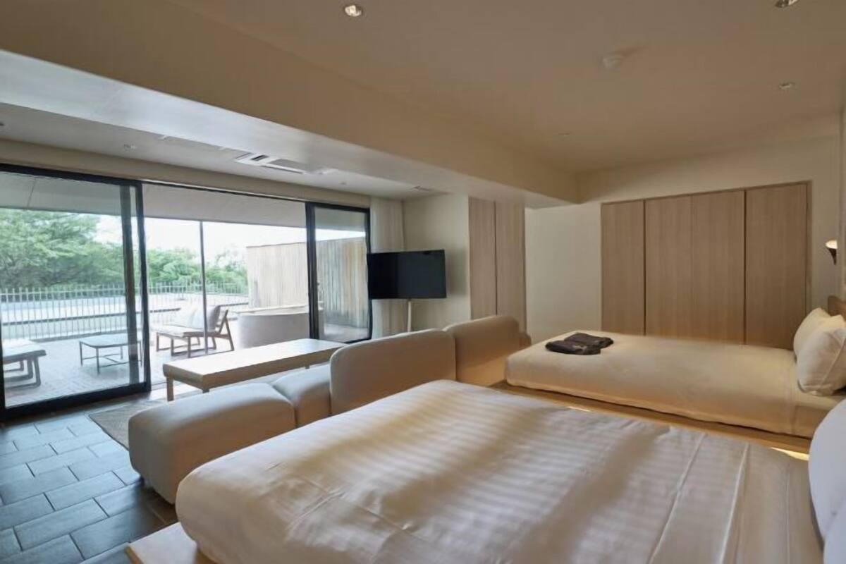 Ropa de cama de alta calidad y caja de seguridad en la habitación