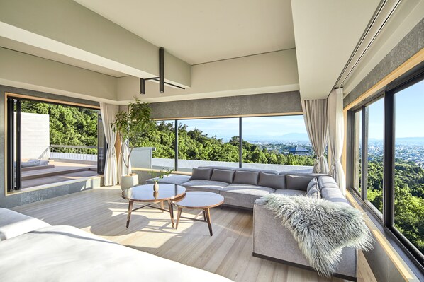 Ropa de cama de alta calidad y caja de seguridad en la habitación 