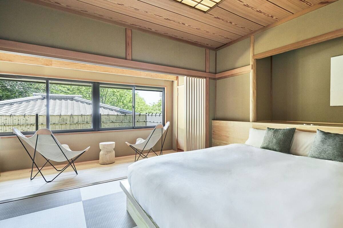 Premium bedding, in-room safe, blackout curtains, soundproofing