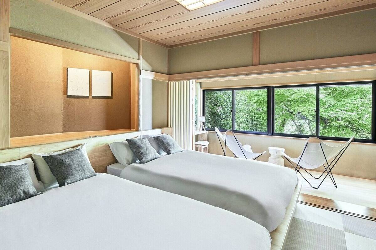 Premium bedding, in-room safe, blackout curtains, soundproofing