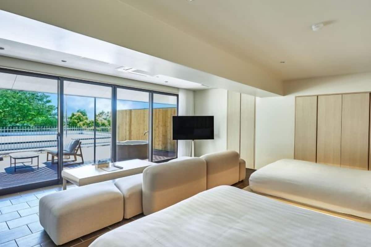 Premium bedding, in-room safe, blackout curtains, soundproofing