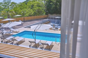 Suite estudio superior, 1 habitación, no fumadores, vistas a la piscina | Vistas desde la habitación