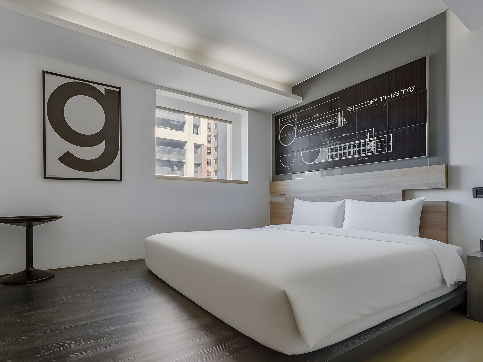 Une chambre d’hôtel moderne dotée d’un grand lit, d’une fenêtre donnant sur la ville et d’un mur orné de plans architecturaux.