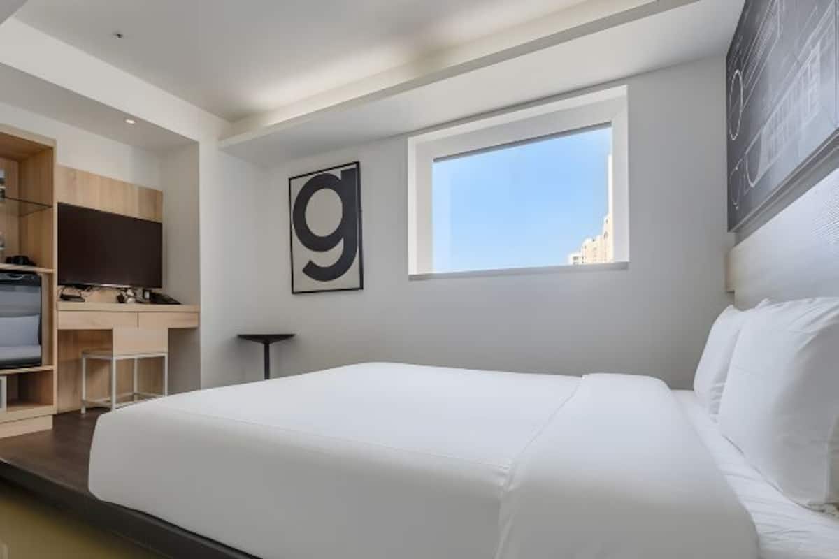 In-room safe, free WiFi, bed sheets