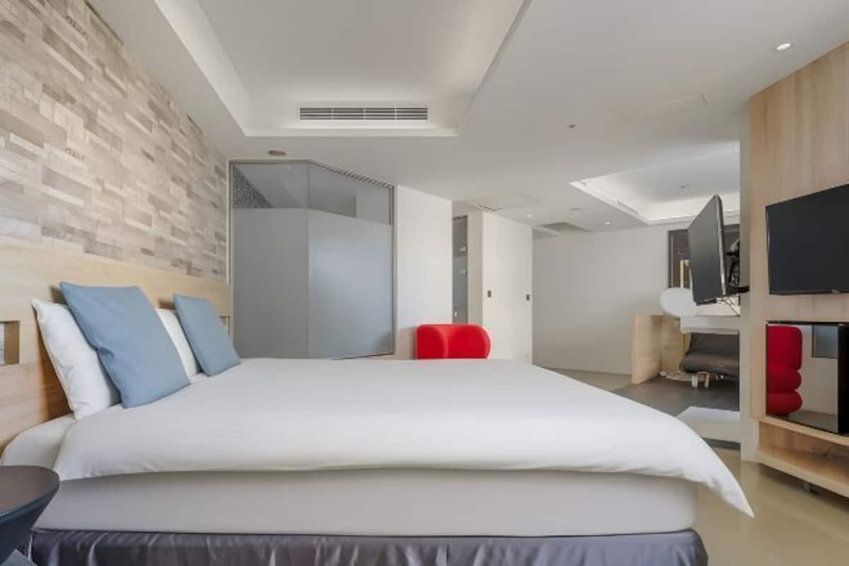 In-room safe, free WiFi, bed sheets