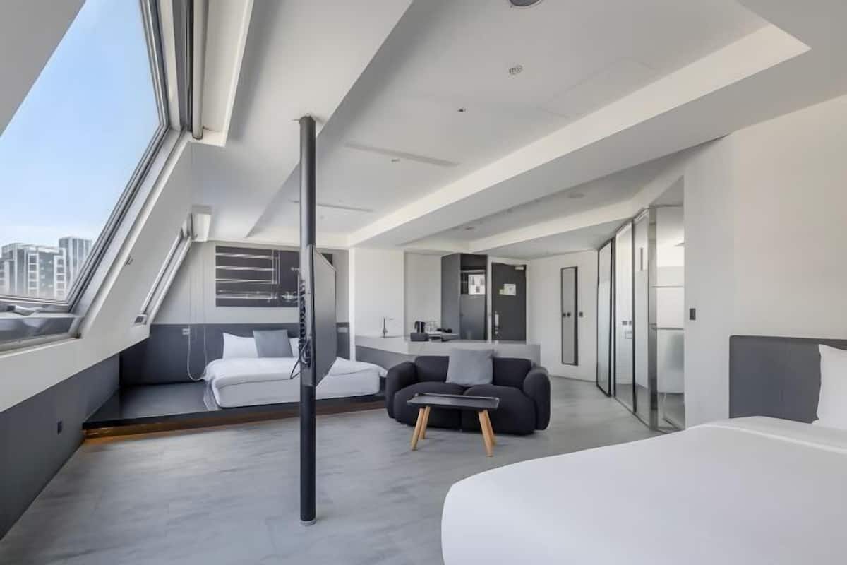 In-room safe, free WiFi, bed sheets