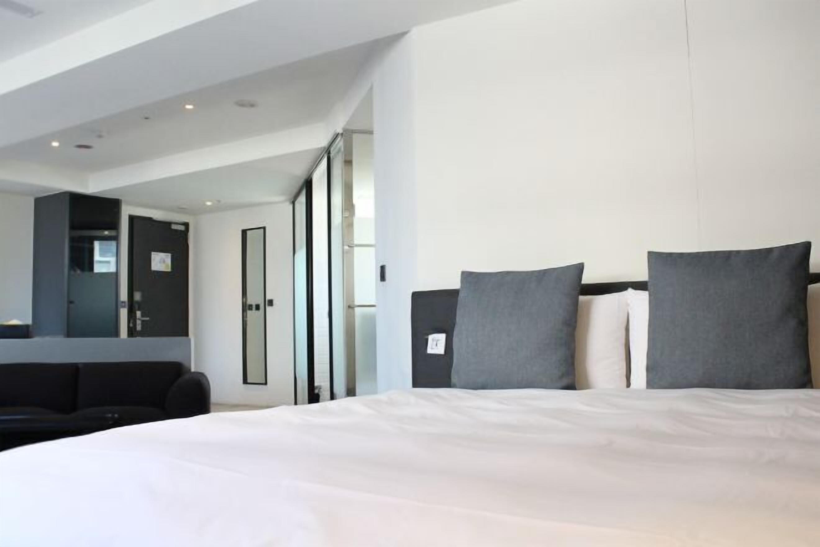 Széf a szobában, ingyenes wifi és ágynemű