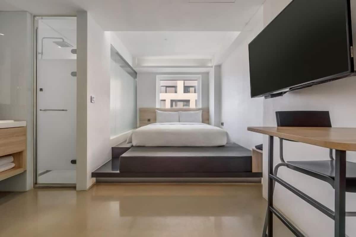 In-room safe, free WiFi, bed sheets