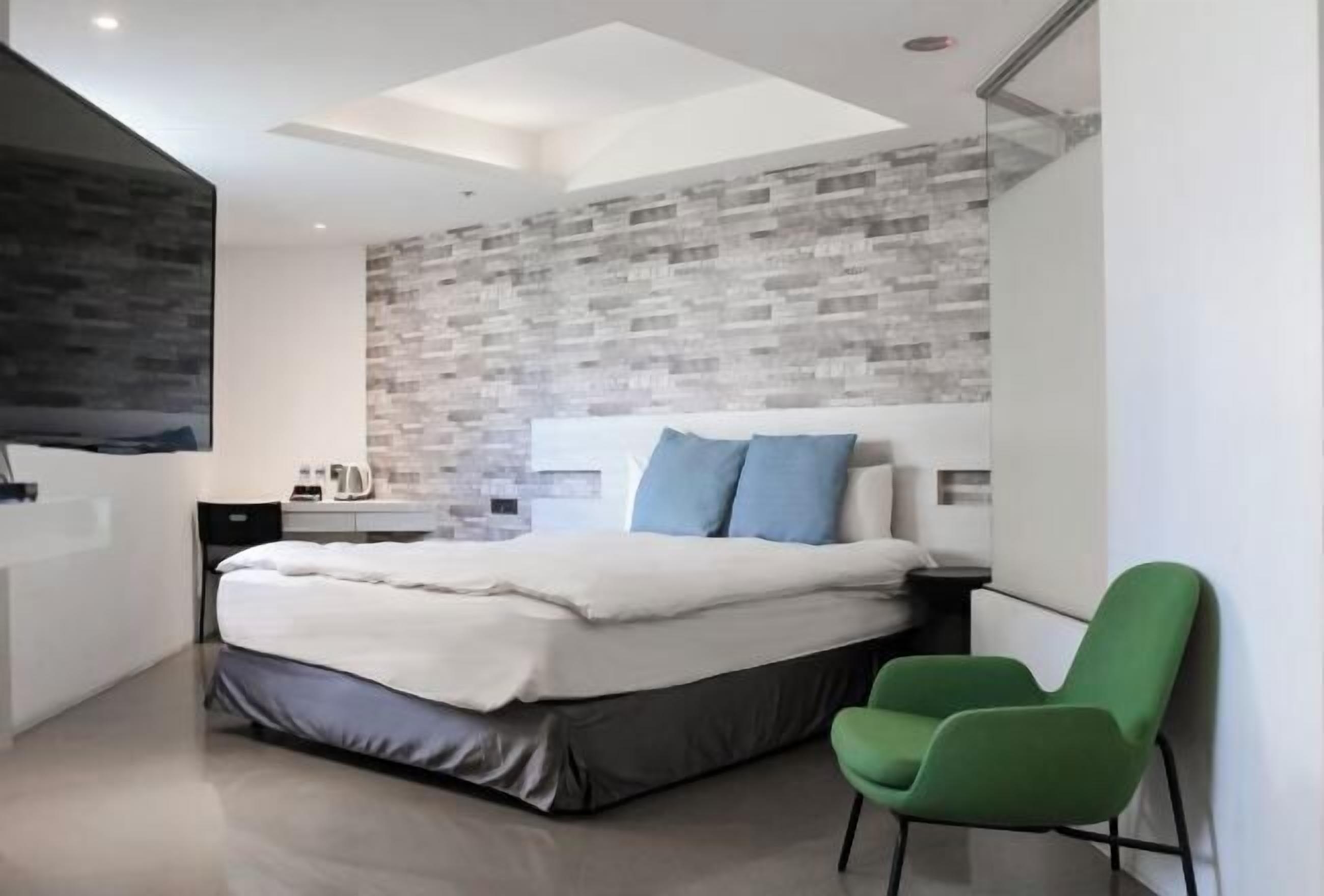 Széf a szobában, ingyenes wifi és ágynemű