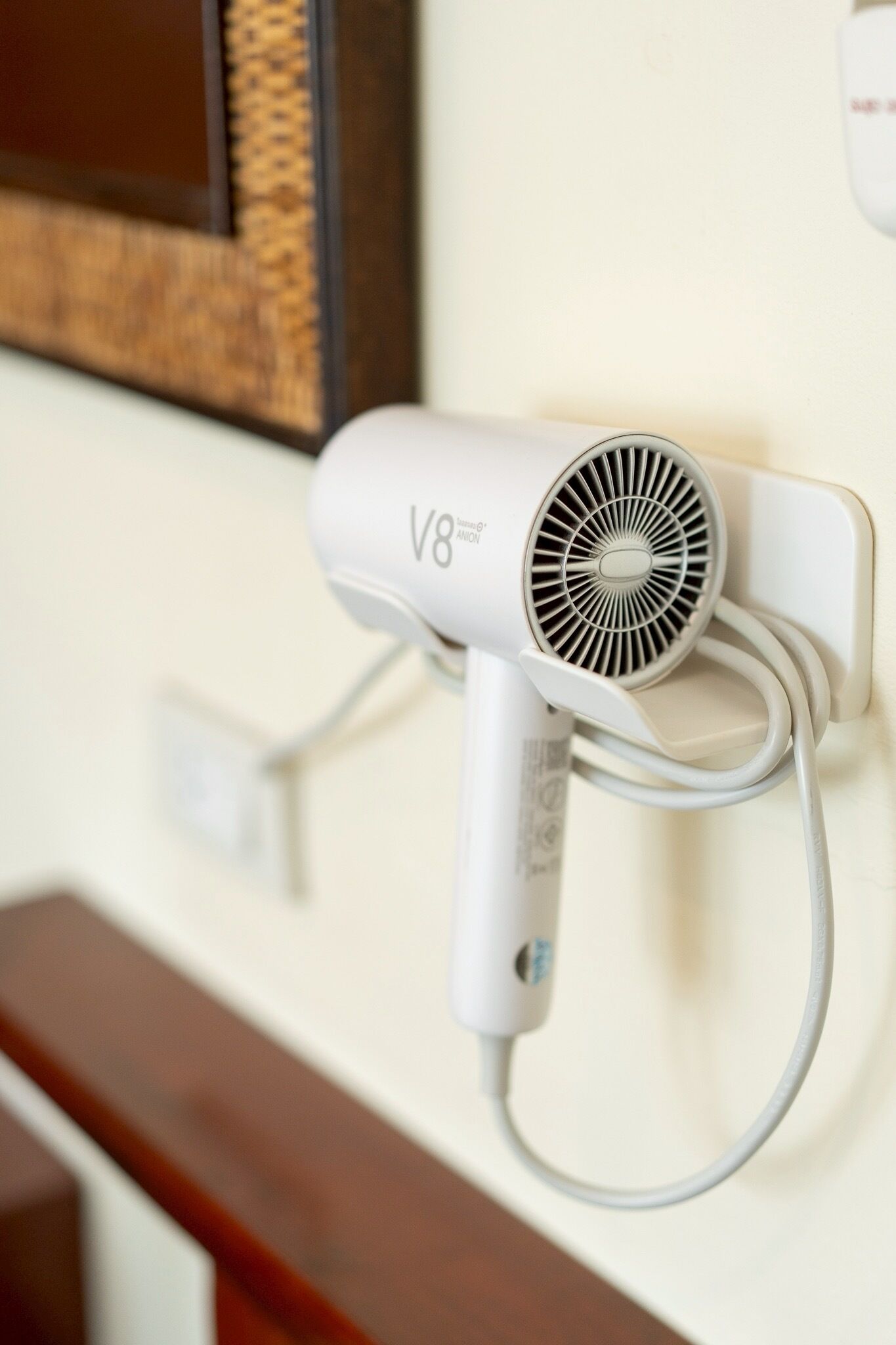 deluxe room | living area | 32-inch flat-screen tv with cable channels, tv