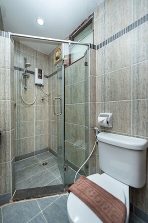 Familienzimmer | Badezimmer | Regendusche, kostenlose Toilettenartikel, Haartrockner, Hausschuhe