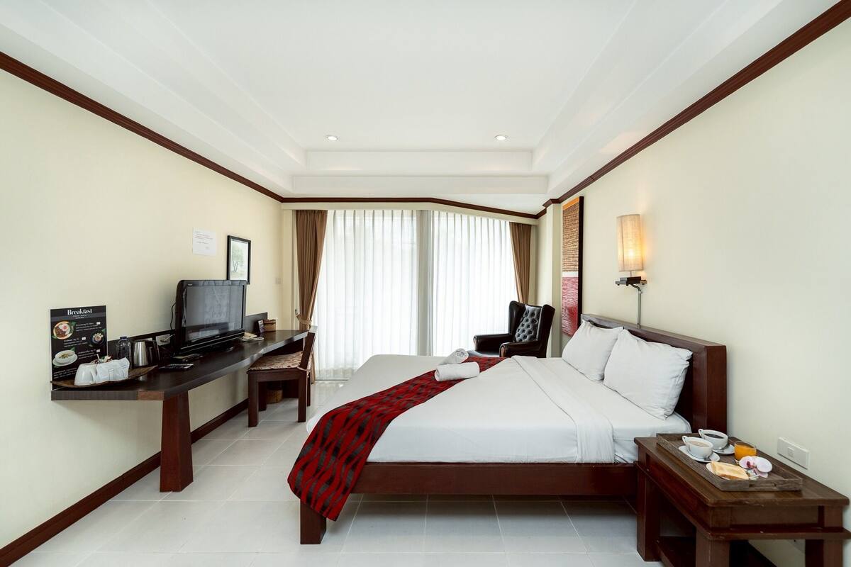 Deluxe Room | Hypo-allergenic bedding, minibar, in-room safe, desk