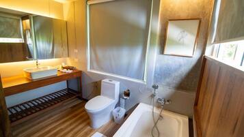Une salle de bain moderne avec un meuble-lavabo en bois, des toilettes, une baignoire et une grande fenêtre.