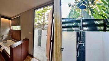Deluxe Suite | Bathroom | Free toiletries, hair dryer, bathrobes, slippers