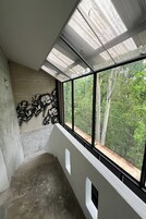 Escritorio, wifi gratis y ropa de cama 