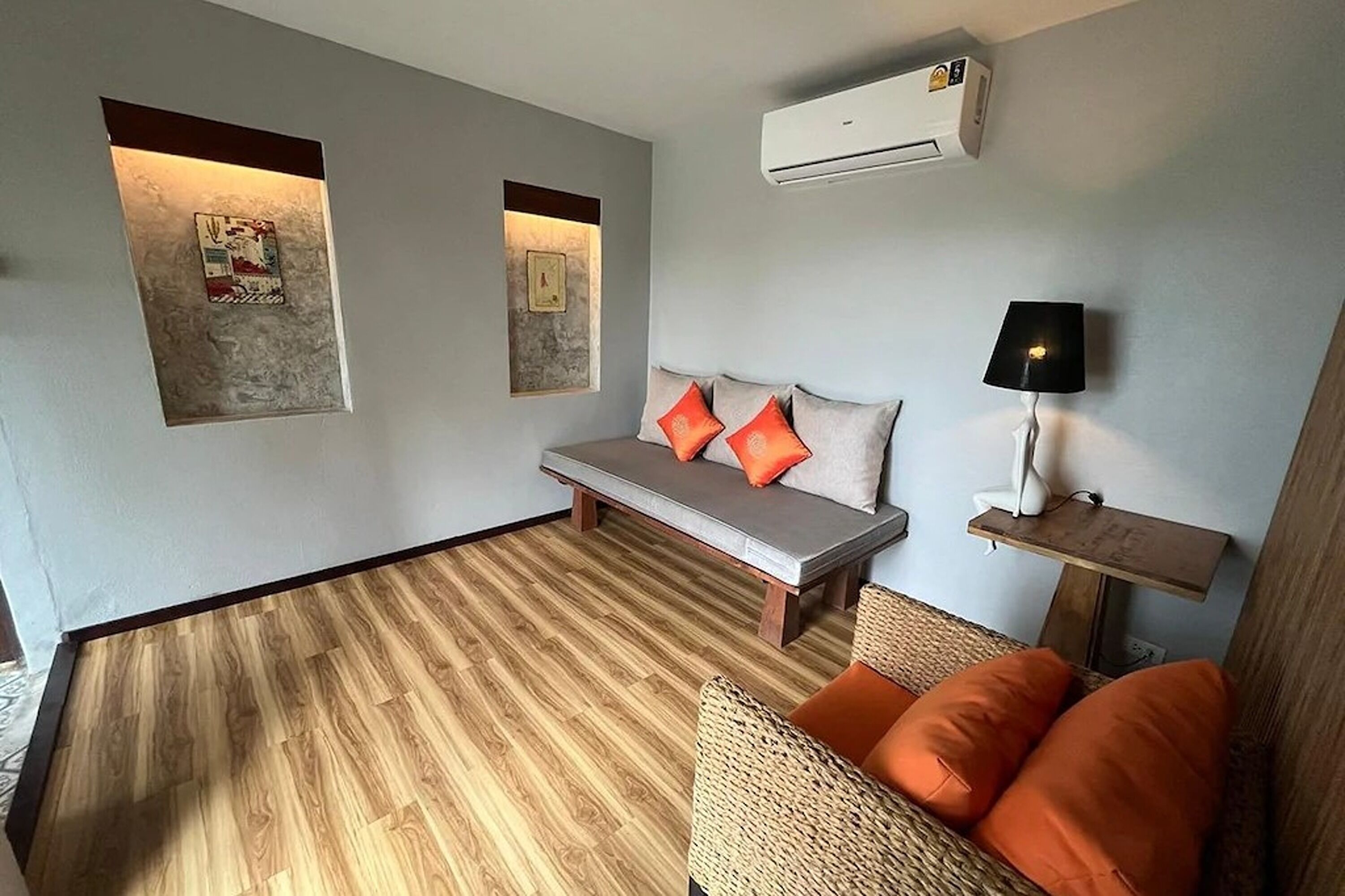 Suite – deluxe | Oppholdsområde | En 40-tommers Flatskjerm-TV med kabel-kanaler samt TV