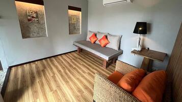 Suite – deluxe | Oppholdsområde | En 40-tommers Flatskjerm-TV med kabel-kanaler samt TV