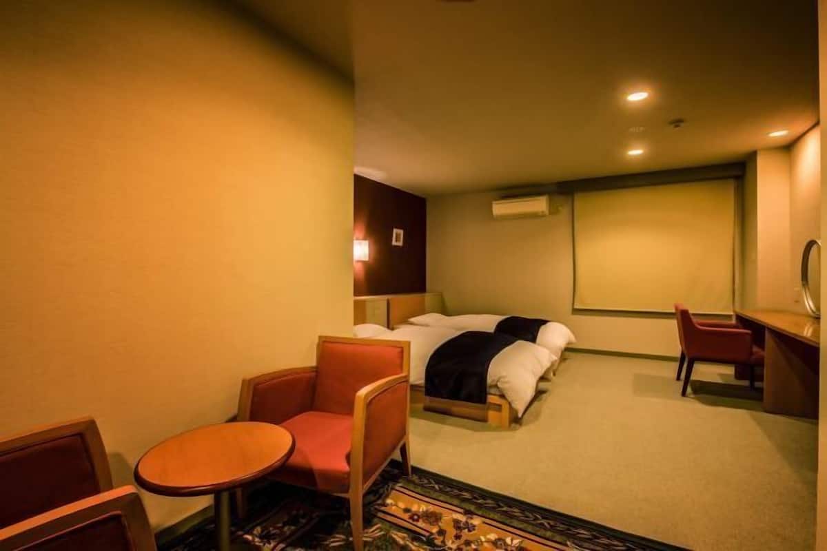 1 bedroom, in-room safe, desk, iron/ironing board
