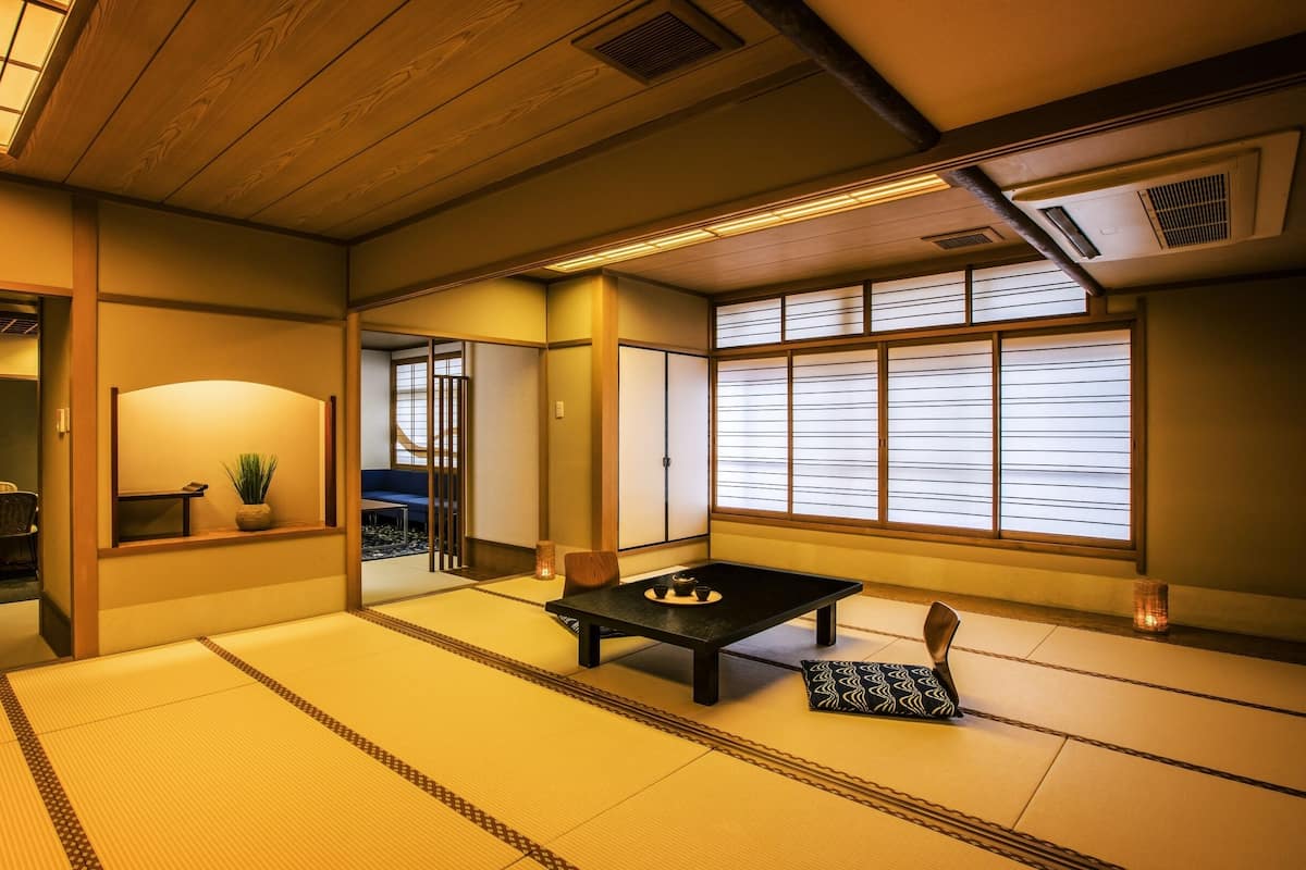 Suite Junior, non fumatori (Japanese Style 2R, No Bath/View) | 1 camera, una cassaforte in camera, una scrivania, ferro/asse da stiro