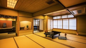 Junior Suite, Non Smoking (Japanese Style 2R, No Bath/View) | Peti besi dalam bilik, meja, seterika/papan seterika, Wi-fi percuma 