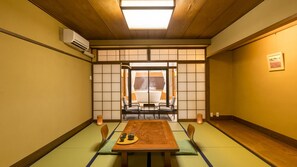 Camera Standard, non fumatori (Japanese Western Style, Open-air Bath) | Una cassaforte in camera, una scrivania, ferro/asse da stiro