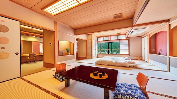 Junior Suite, Non Smoking (Japanese Style 2R, No Bath/View) | Peti besi dalam bilik, meja, seterika/papan seterika, Wi-fi percuma 