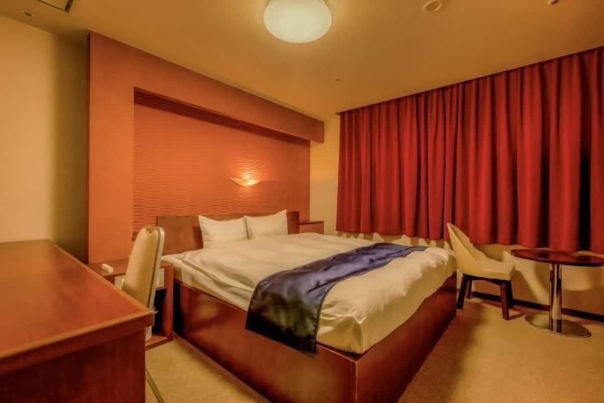 1 bedroom, in-room safe, desk, iron/ironing board
