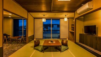 Superior Room, Non Smoking (Jpn-Wstn style with bath) | Peti besi dalam bilik, meja, seterika/papan seterika, Wi-fi percuma