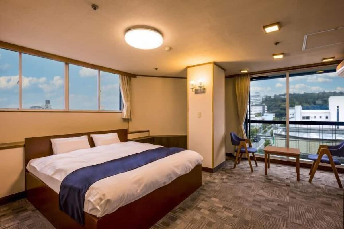 1 bedroom, in-room safe, desk, iron/ironing board