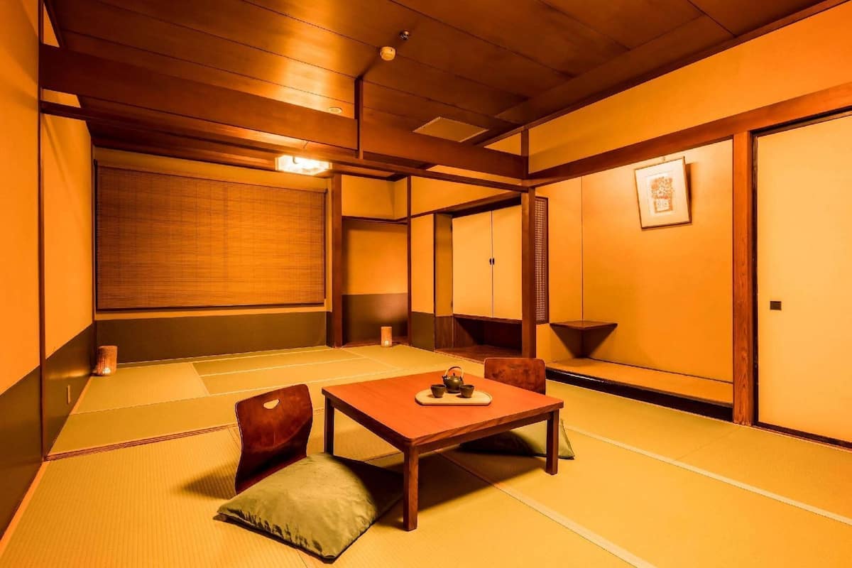 Habitación estándar, para no fumadores (Japanese-style with 2 rooms and bath) | Caja de seguridad en la habitación y escritorio 