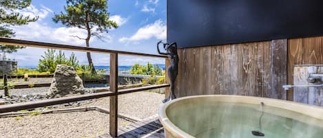 高級客房, 非吸煙房 (Japanese Western with Open-air Bath) | 客房內保險箱、書桌、熨斗/熨衣板、免費無線上網