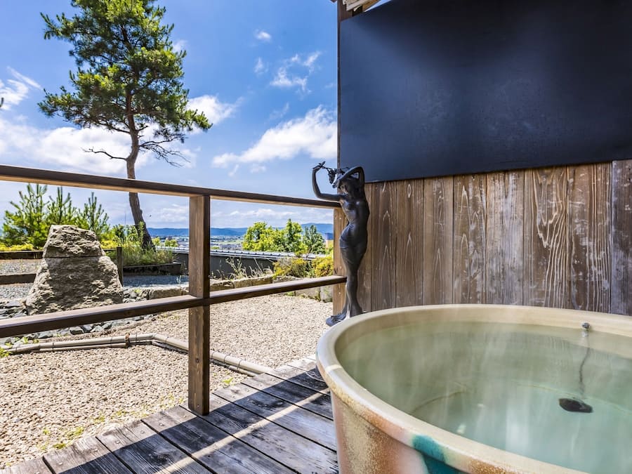 Superior kamer, niet-roken (Japanese Western with Open-air Bath) | Een kluis op de kamer, een bureau, een strijkplank/strijkijzer