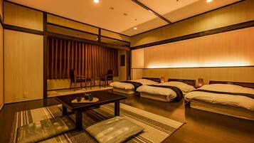 Standard Western Style Triple Room with Bath, Non-Smoking | In-room safe, desk, iron/ironing board, free WiFi