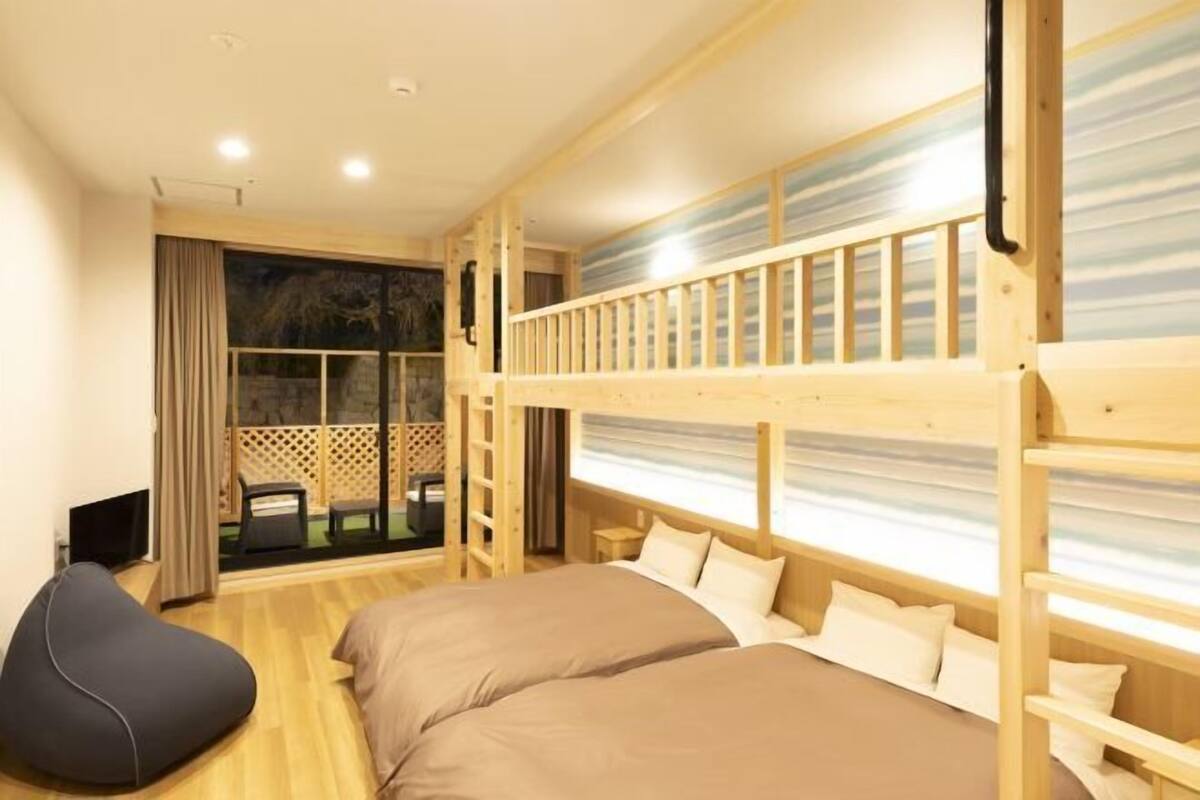1 bilik tidur, peti besi dalam bilik, meja, seterika/papan seterika