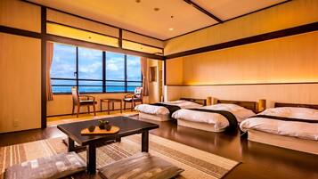 Standard Triple Room, Non Smoking (Western Style, with Bath) | 1 bilik tidur, peti besi dalam bilik, meja, seterika/papan seterika