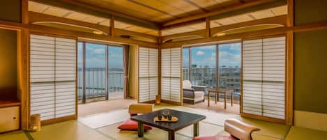 Suite, ikke-røyk (VIP Room with Bath) | Safe på rommet, skrivebord og skrivebord for bærbar PC