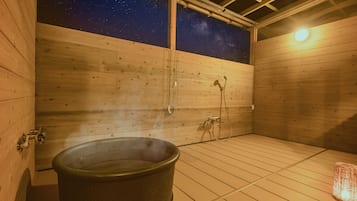 Superior-værelse - ikke-ryger (12 Tatami with Open-air Bath, No View) | Pengeskab på værelset, skrivebord, arbejdsområde til bærbare computere