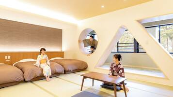 Une pièce de style japonais traditionnel, avec un sol recouvert de tatamis, une table basse et un canapé.