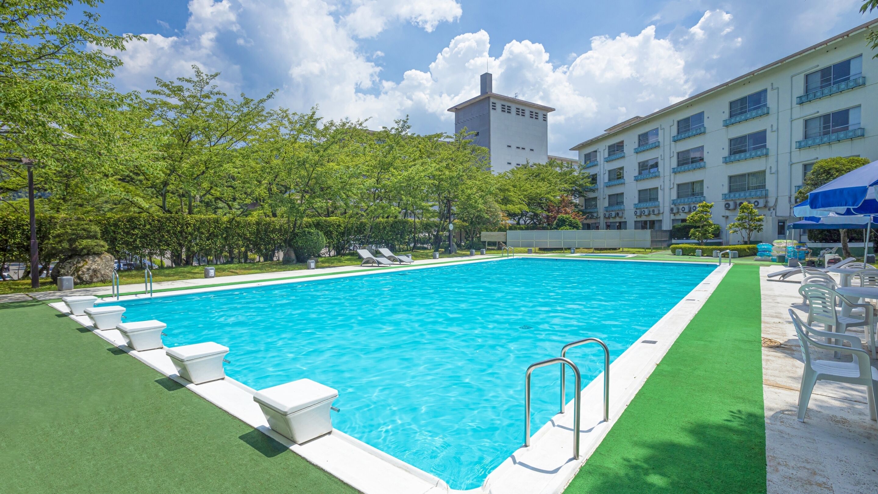 Una piscina al aire libre de temporada