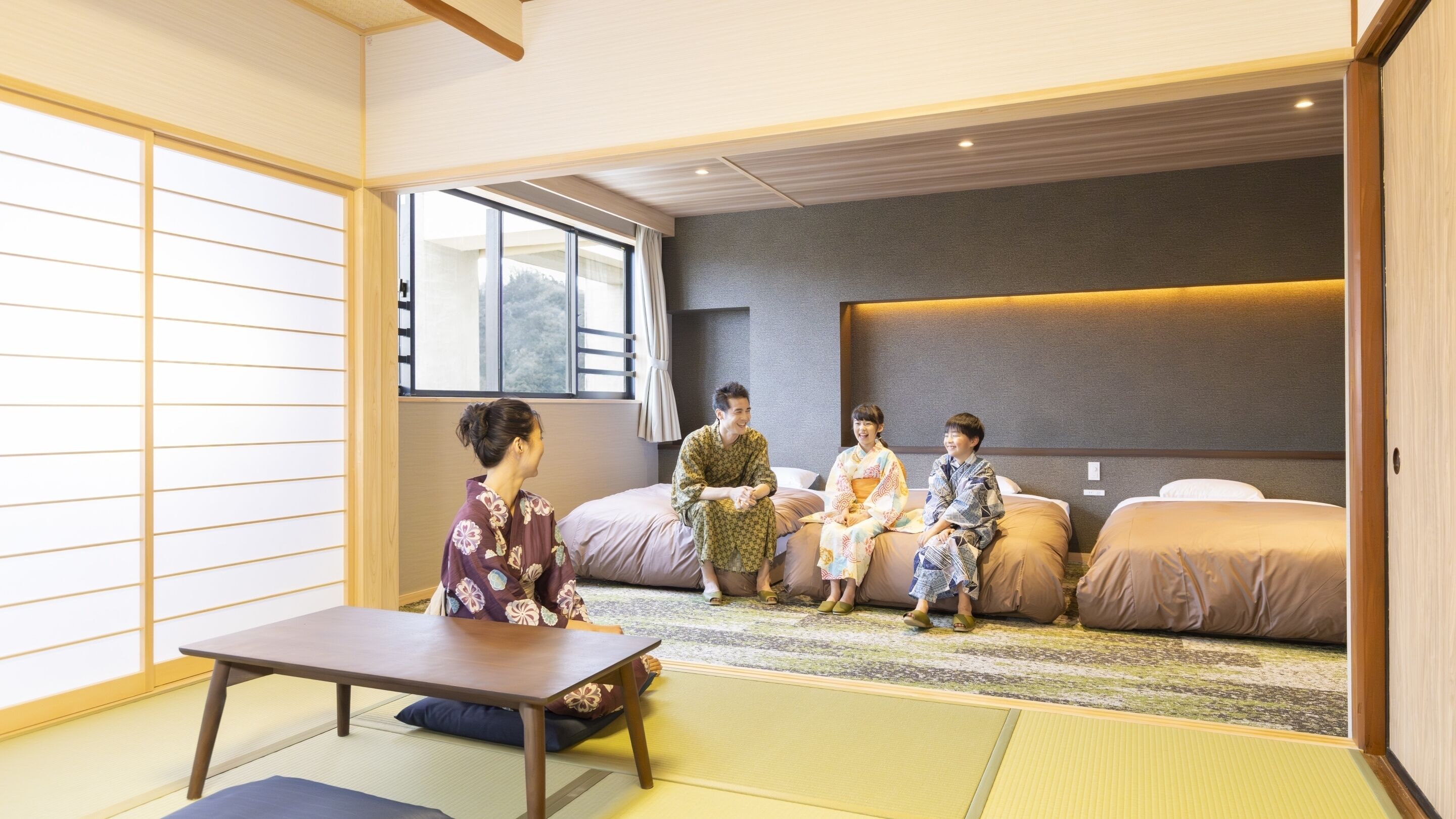 Superior Room, Non Smoking (Japanese Western Triple, Indoor Bath) | Peti besi dalam bilik, meja, Wi-fi percuma, cadar katil 