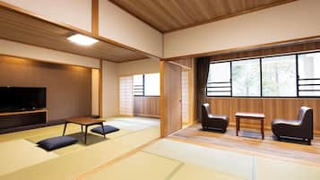 Superior Japanese-Style-Room - Indoor Bath - Non-Smoking | In-room safe, desk, free WiFi, bed sheets
