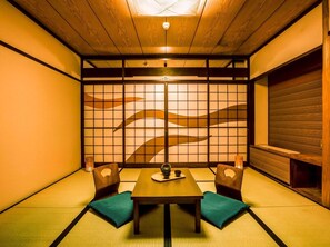 Standardzimmer, Nichtraucher (Japanese with Open-air Bath, No view) | Zimmersafe, Schreibtisch, kostenloses WLAN, Bettwäsche