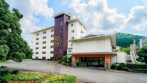 A hotel with a modern design, featuring a large building with multiple floors and a separate entrance building. - Ooedo Onsen Monogatari Yamanaka Saichoraku (Kaga)