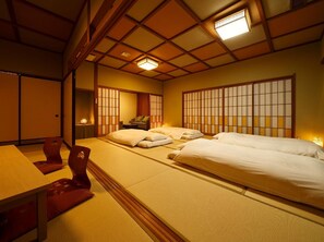 Superior-huone, tupakointi kielletty (Japanese Style 2-room Room withbath) | Tallelokero huoneessa, työpöytä, ilmainen Wi-Fi, vuodevaatteet