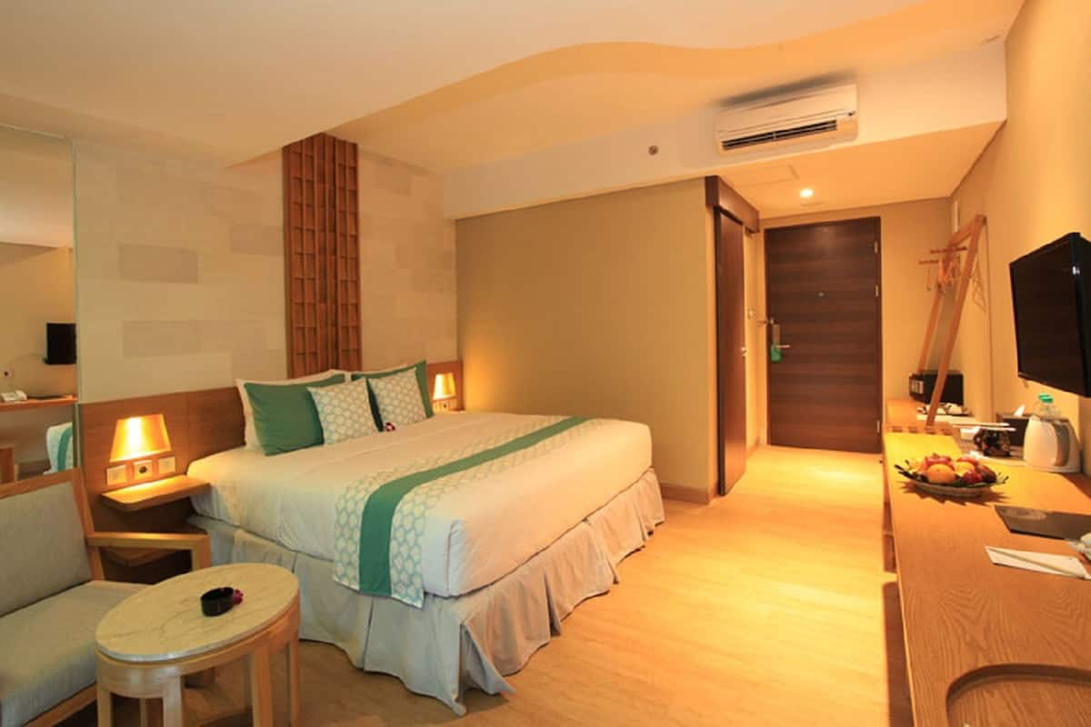 Minibar, in-room safe, desk, blackout curtains