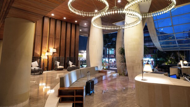 A lobby with a modern chandelier, seating areas, and a reception desk. - Bedrock Hotel (Kuta)