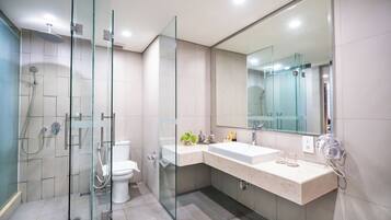 Junior Suite | Bathroom | Shower, rainfall showerhead, free toiletries, hair dryer