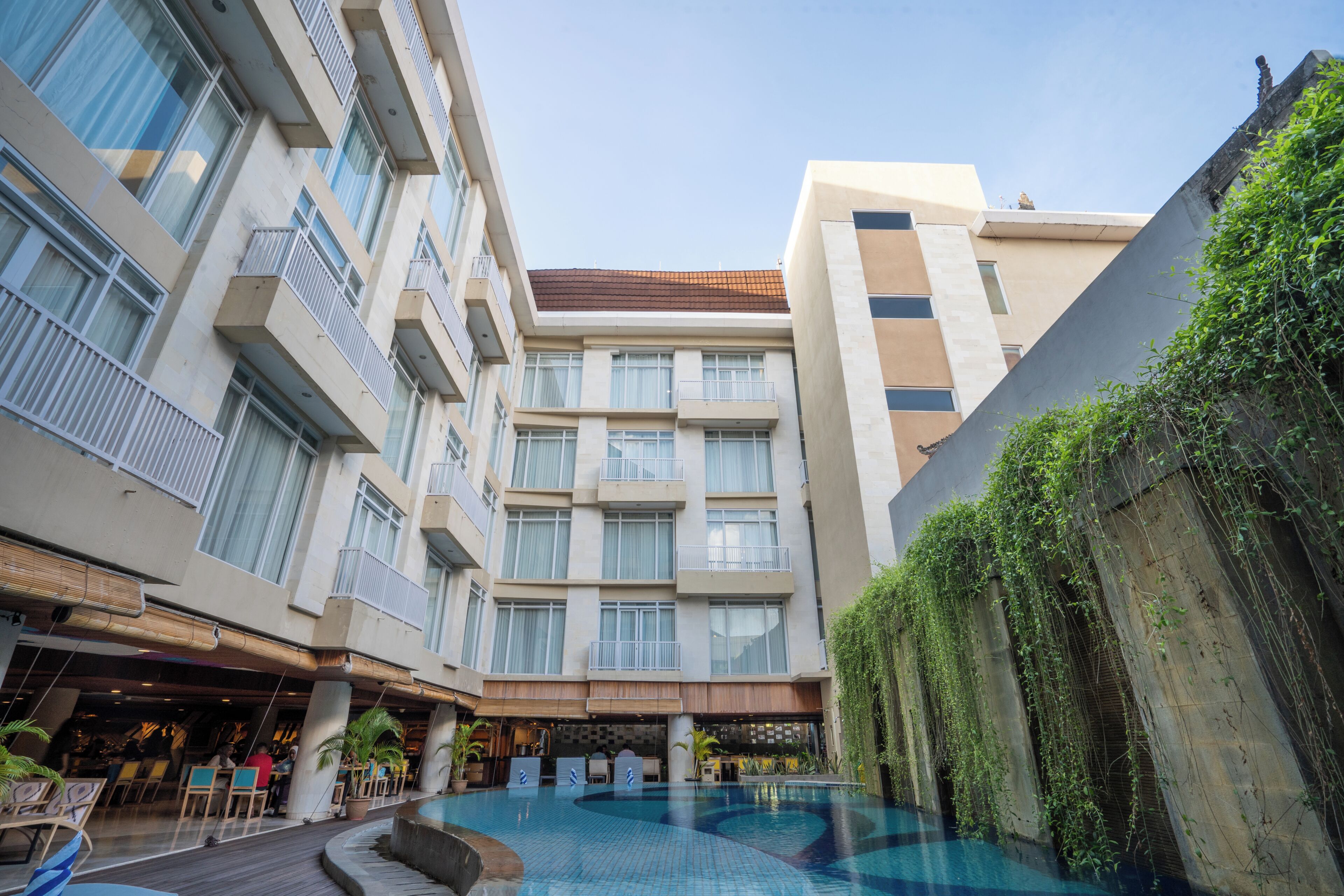 Alberca al aire libre y camastros 