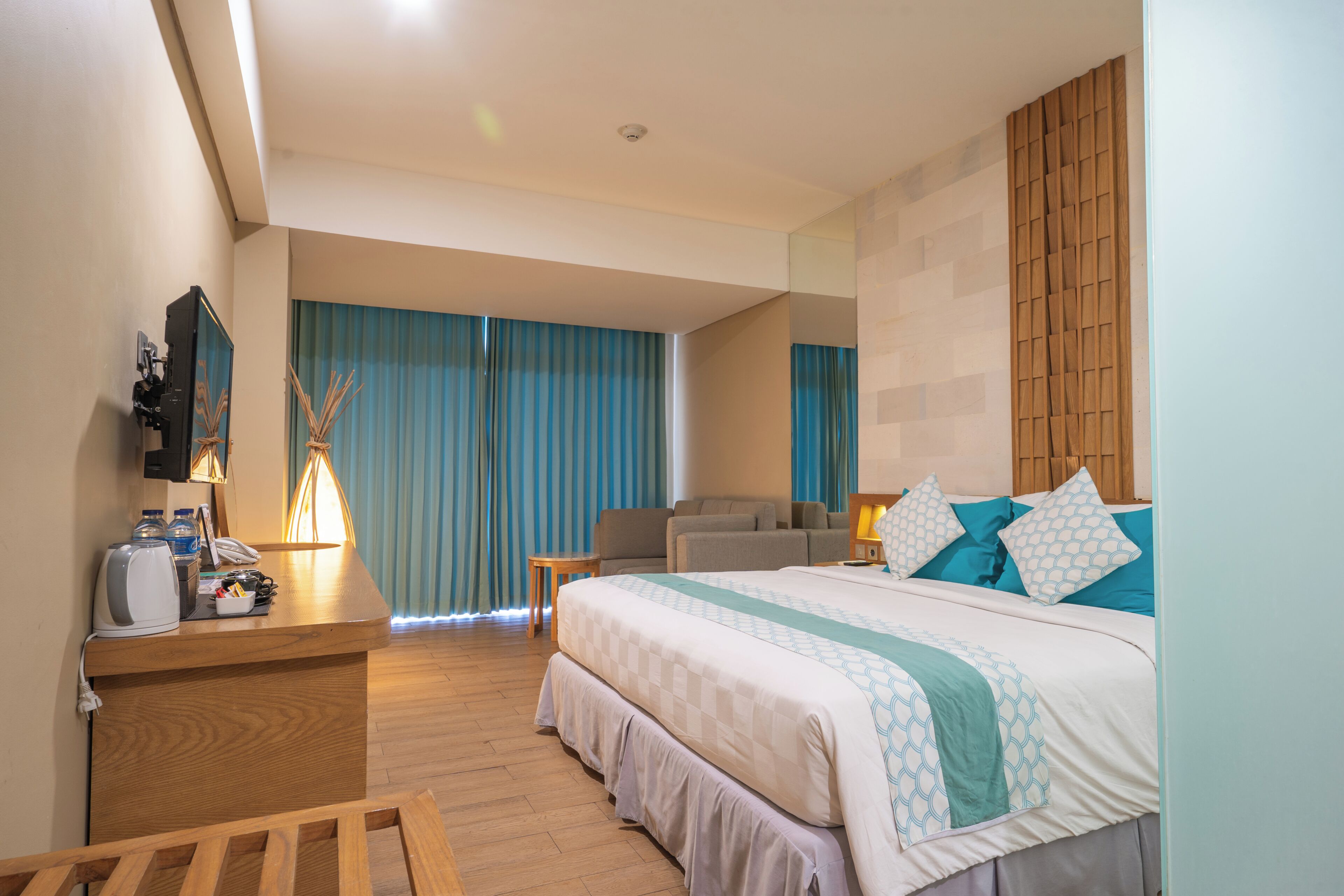 奢華套房 | 迷你吧、房內夾萬、書桌、遮光窗簾/窗簾